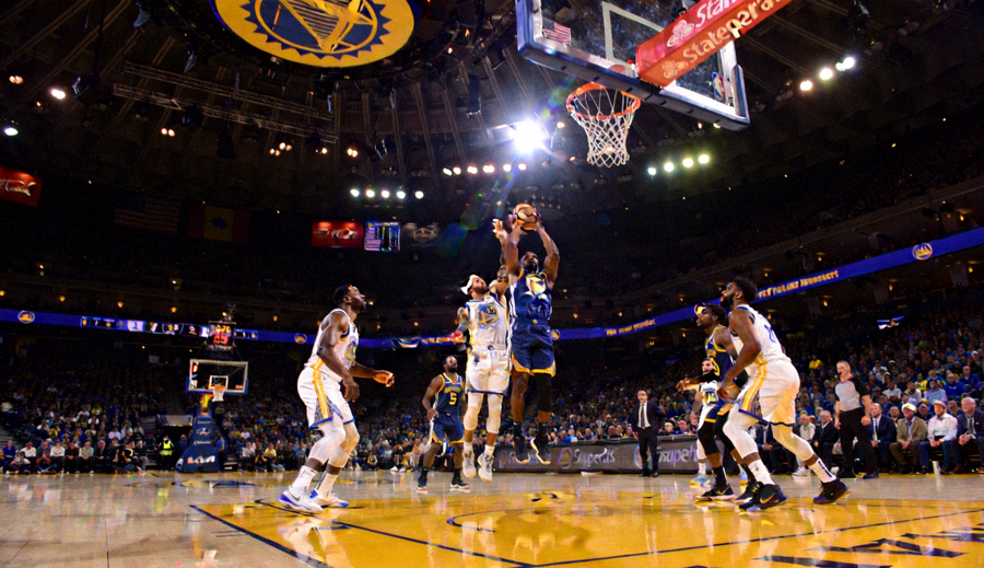 NBA总决赛现场全景图，球员在聚光灯下进行关键回合攻防对抗